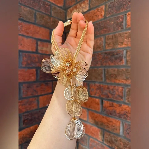 Zara Kate Middleton Famous Cascading Floral Necklace - Picture 5 of 16